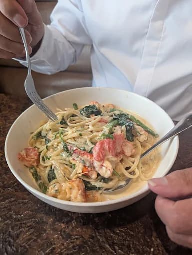 Shrimp and spinach pasta in a creamy sauce